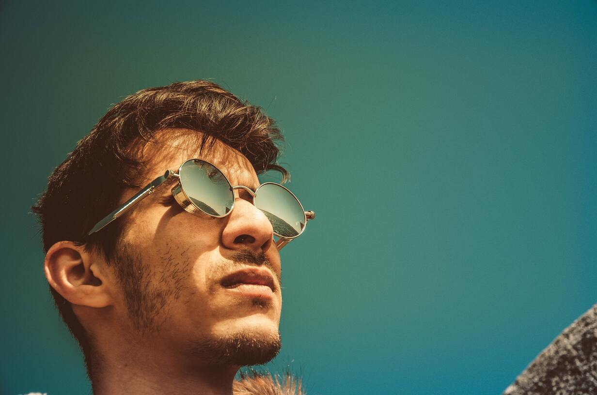 Tips Pilih Kacamata Photocromic Pria, Solusi Modis untuk Lindungi Mata dari UV  - Gatsby