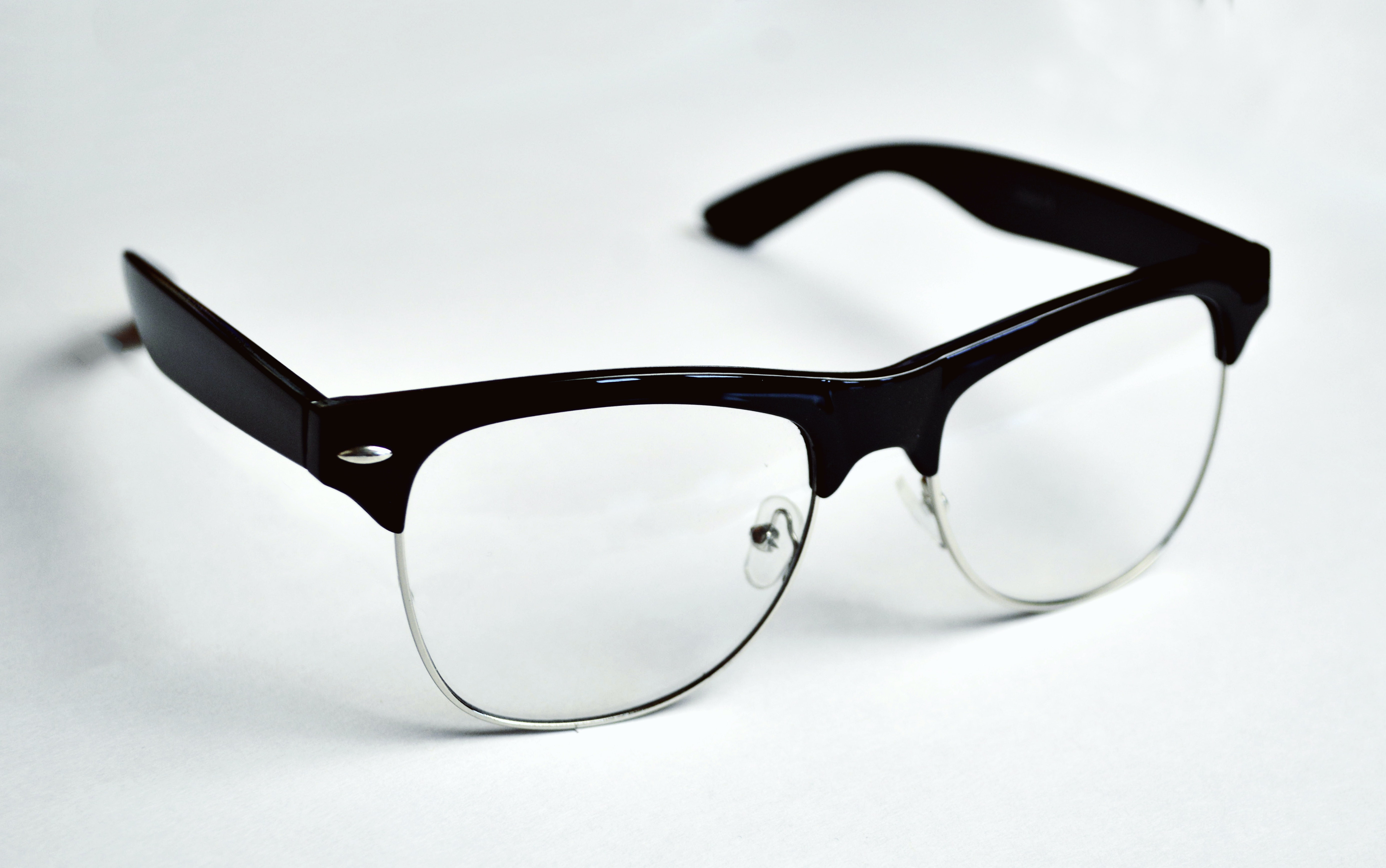 Jenis Kacamata berdasarkan Bentuk dan Tipe Wajah Pria - Gatsby